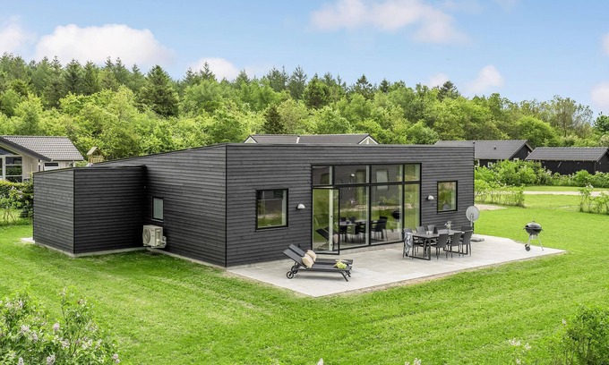 Arrild Ferieby House | Peaceful cottage is located on a large plot in an area with quality houses.