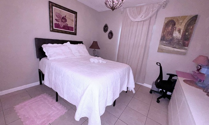 Sunrise House | Peaceful-Cozy Room 5 Min to Arena, mall, Fast Wi-Fi-Ladies only