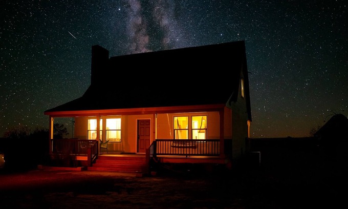 Valle House | Peaceful Family Getaway 30 Mins to Grand Canyon-Full Kitchen-Porch Swings-W/D