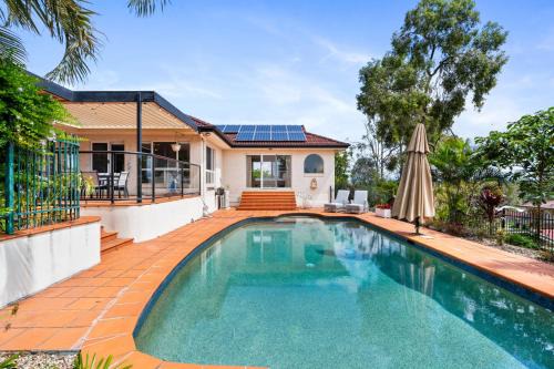 Bridgeman Downs House | Peaceful Family Home: 4-Bed Pool Alfresco Dining