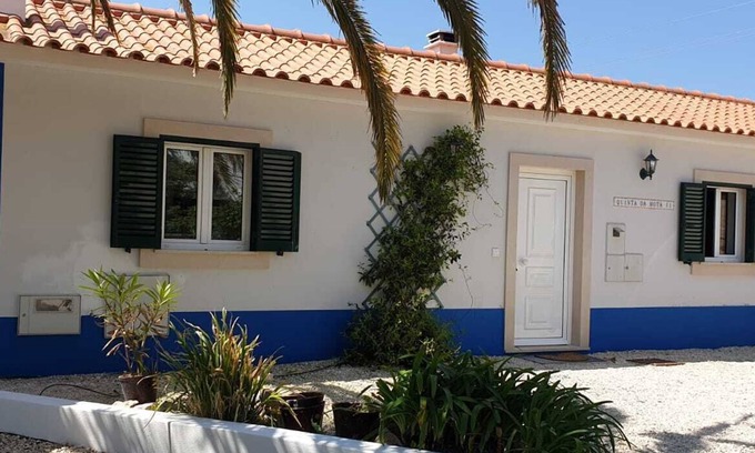 Mouraria Cottage | Peaceful family retreat by the pool, only minutes away from the beach