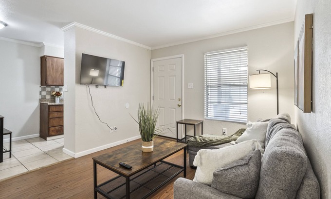 Monahans Apartment | Peaceful Family-sized Apartment
