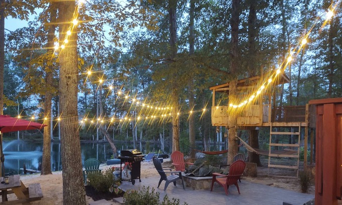 Corbin Cabin | Peaceful Fredericksburg. Fishing, Canoes, Fire pit, Treehouse. All to yourself