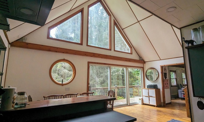 Town of Colchester Ski Chalet | Peaceful getaway w/modern comforts - Great for families, groups & nature lovers
