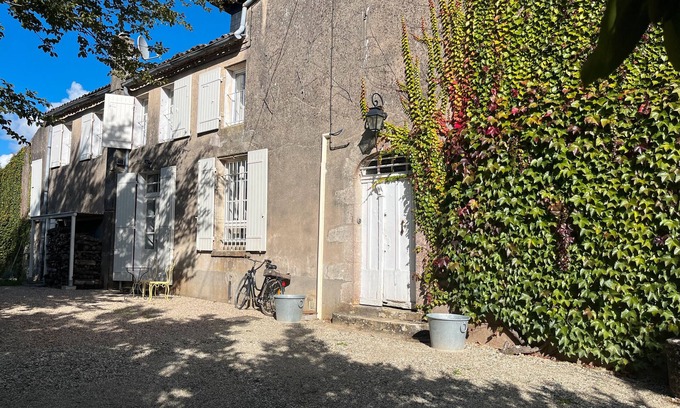 Montagoudin House | Peaceful Haven in the Heart of Entre-Deux-Mers: Charming Cottage with Pool, Sauna, and Nature