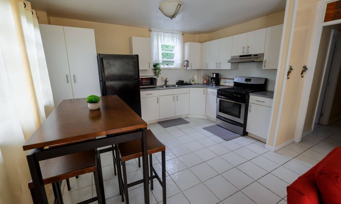Estate Mount Pleasant West Apartment | Peaceful Hideaway