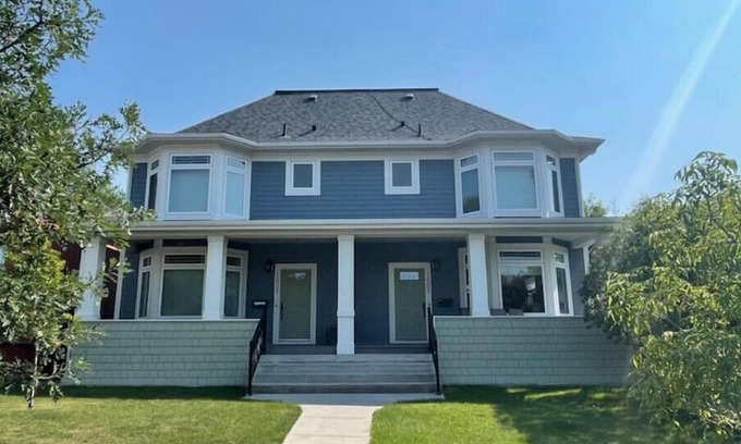 Ramsay House | Peaceful Historic 3 Bedroom hideaway, Walkable to Calgary's Greatest Attractions