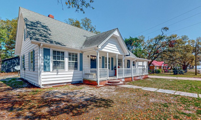 Atlantic House | Peaceful home in downtown Atlantic with patio, grill, streaming, & washer/dryer