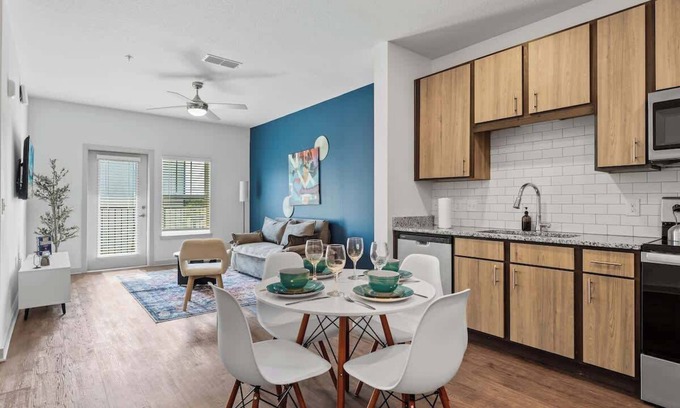 Bay Lake Apartment | Peaceful King Oasis w/Pool View Gym Close to Parks