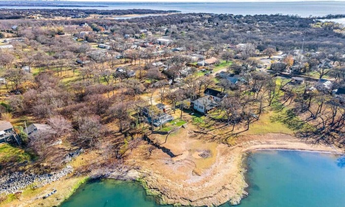 Little Elm House | Peaceful Lake Cabin in City Getaway Hot Tub, Beach, & Spacious Deck