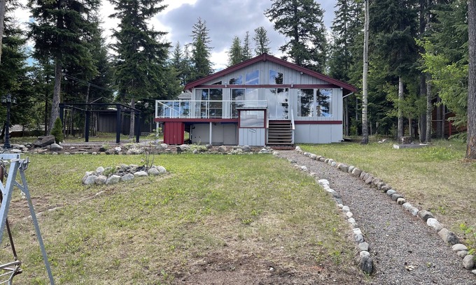 70 Mile House Cabin | Peaceful Lakefront Cabin on Green Lake w/Bunkhouse