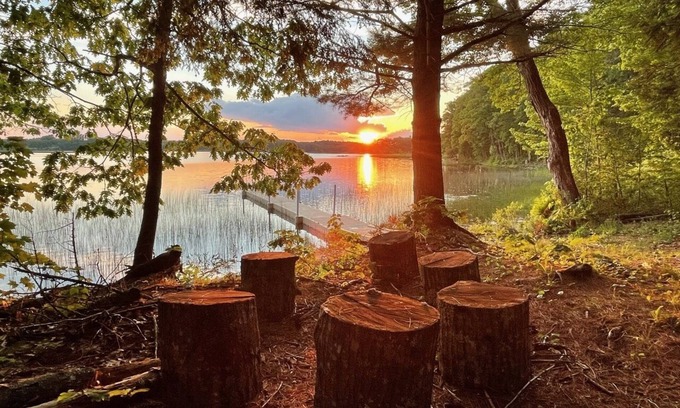Waldoboro House | Peaceful Lakefront Refuge in the Woods