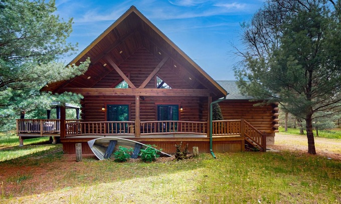 New Lisbon Cabin | Peaceful log cabin with patio, gas grill, fire pit & WIFI