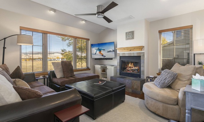 Gypsum House | Peaceful Mountain Escape. n28+Day stay with Workspace, Garage and Quiet Comfort.