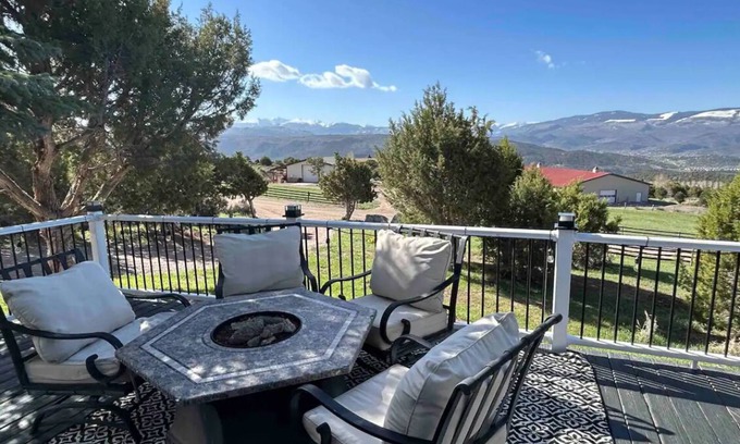 Eagle House | Peaceful/quiet 3 bedroom overlooking the town of Eagle with amazing views!