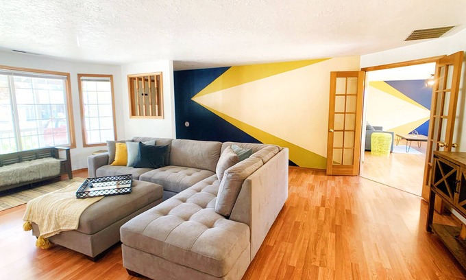 Hillsboro House | Peaceful Ranch-style Single level 3B Retreat