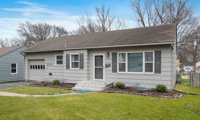 Roeland Park House | Peaceful Retreat - 20 Minutes to Almost Anywhere! 10 Min to KU MED!
