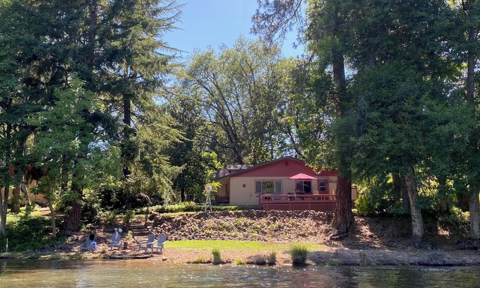 Shady Cove House | Peaceful Retreat on the Rogue River