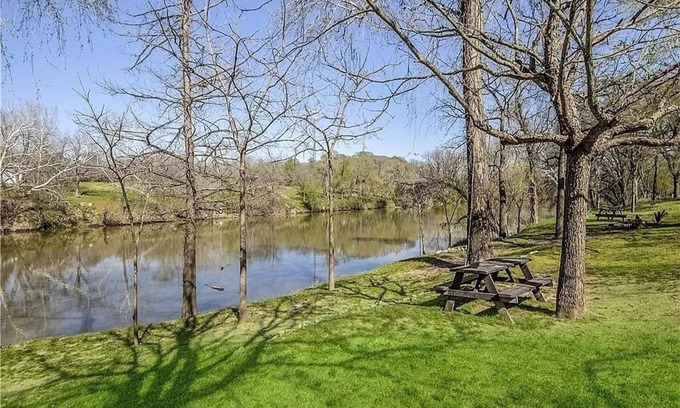Bastrop Cottage | Peaceful Riverfront Cottage: 1 Acre, only 5 mins from downtown Historic Bastrop
