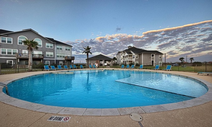 Corpus Christi Condo | Peaceful Seaside Condo-Walking Path to the Beach