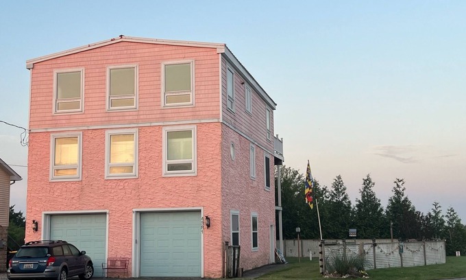 South Bowers House | Peaceful South Bowers Beach Pink Firehouse near DE Turf with amazing views