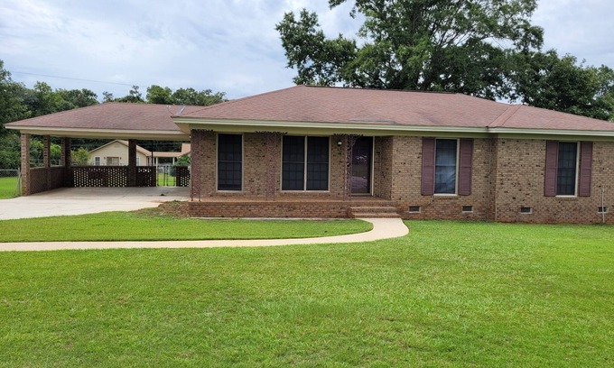 Albany House | PEACEFUL SPACIOUS CENTRALLY LOCATED HOME IN VERY SAFE QUIET AREA