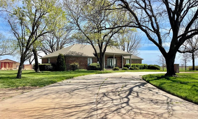 Hutchinson House | Peaceful Spacious Country house only 8 mins from the Kansas State Fairgrounds