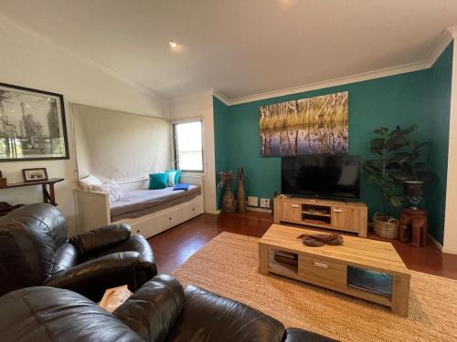 Nudgee Beach Apartment | Peaceful, spacious hideaway