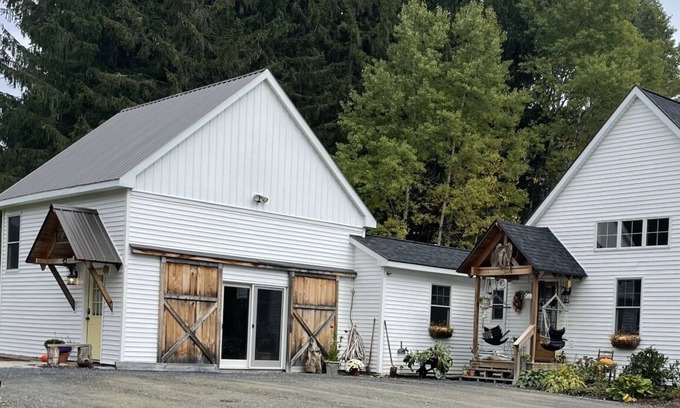 Shaftsbury House | Peaceful Stay at Birds of a Feather Farm & Span