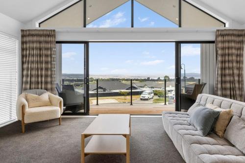 Nukuhau House | Peaceful Taupo Escape With King Suite and Comfort