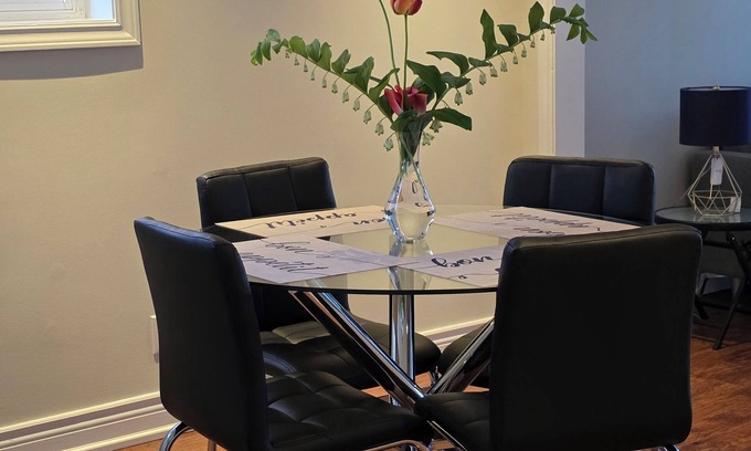 Long Branch House | PEACEFUL Toronto HIDEAWAY family friendly with full kitchen