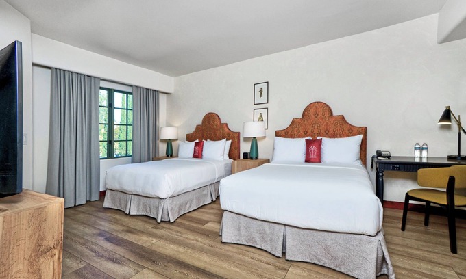 Los Gatos Hotel | Peaceful Unit with Outdoor Pool, Balcony Free Parking in California