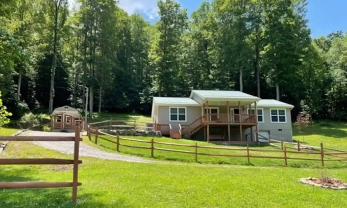 Ellamore Cottage | Peaceful Waterfront House and Cabin “The Brook”nn