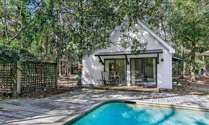 Pine Grove House | Peaceful Wooded Garden Setting