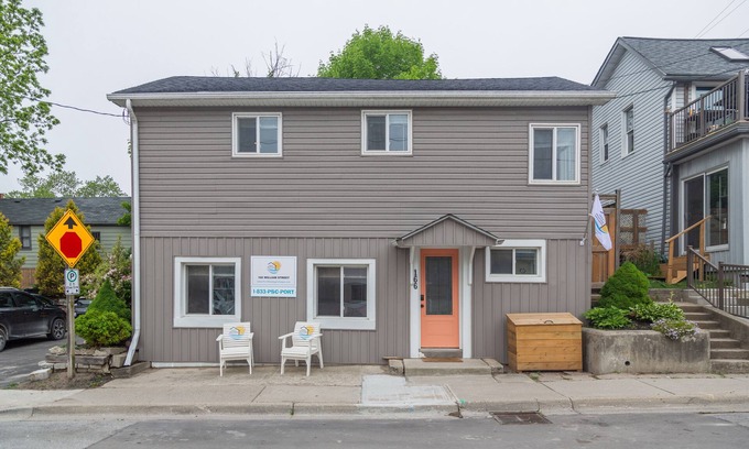Port Stanley House | Peaches on Williams - only a minute to the Beach!