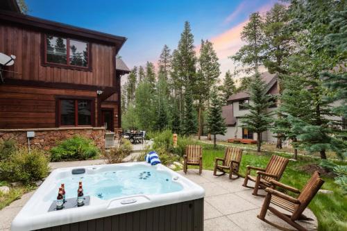 Christie Heights House | Peak 8 by AvantStay Spacious Modern Cabin w Hot Tub Views