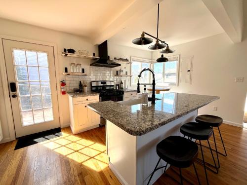 Greenwood Lake House | Peak to Lake Escape