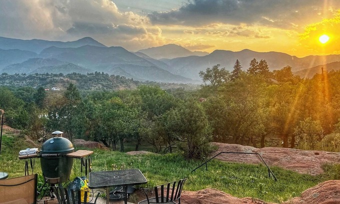 West Colorado Springs House | Peak View Guesthouse - Stunning Views and a short walk into Garden of the Gods!