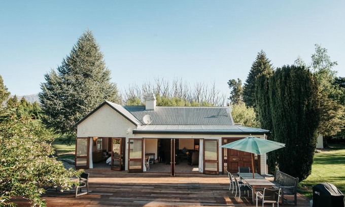 Dalefield House | Pear Tree Cottage l Country Luxury l Hot Tub l 15 Guests