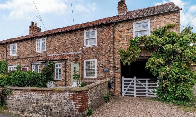 Great Ouseburn Cottage | PEAR TREE COTTAGE, pet friendly, with open fire in Great Ouseburn