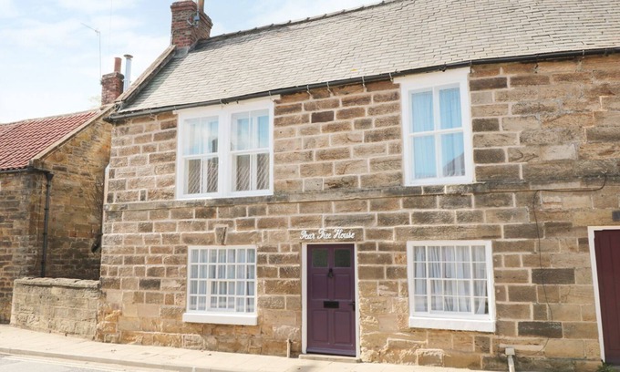 Ruswarp Cottage | PEAR TREE HOUSE, pet friendly, character holiday cottage in Ruswarp