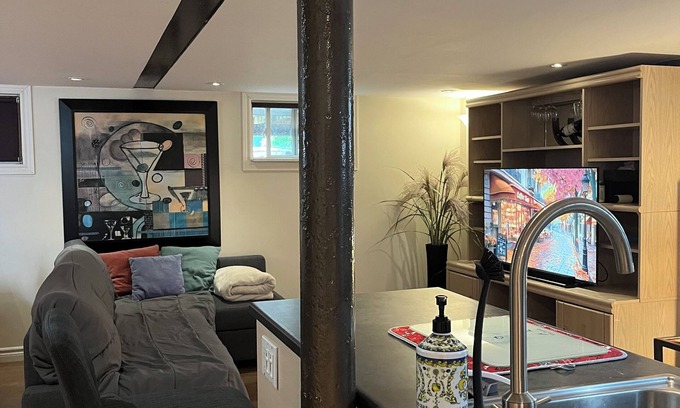 New Toronto House | Pearl’s Place, Cozy-Chic Suite…. Steps to the lake!nNew host on vrbo.