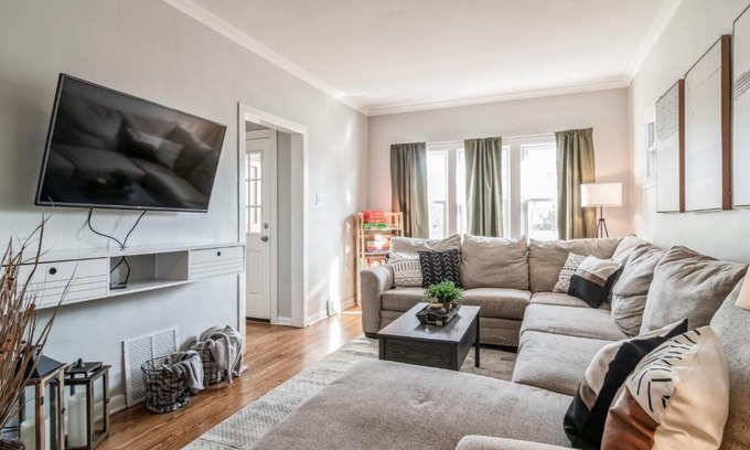 Forest Park House | Pearly Gates l 3 Bed l Sleeps 5 l w 2-Car Garage