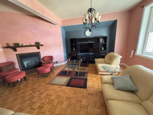 Central Erin Mills House | Pearson Gateway Comfort Home