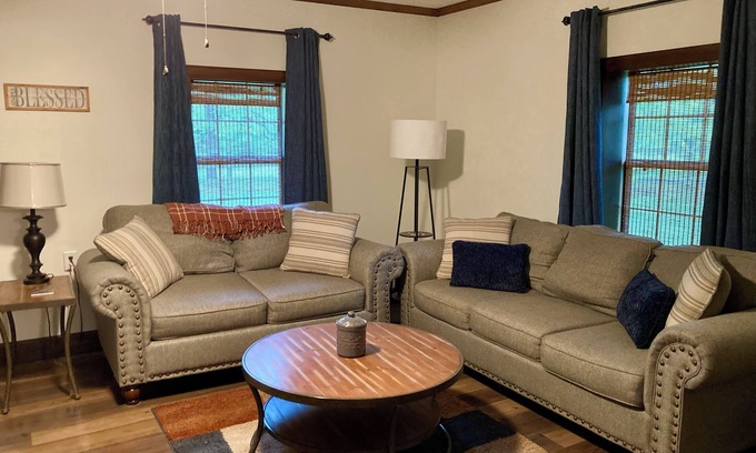 Mathiston House | Pecan Hill - Charming 3-bedroom farmhouse in peaceful Mathiston