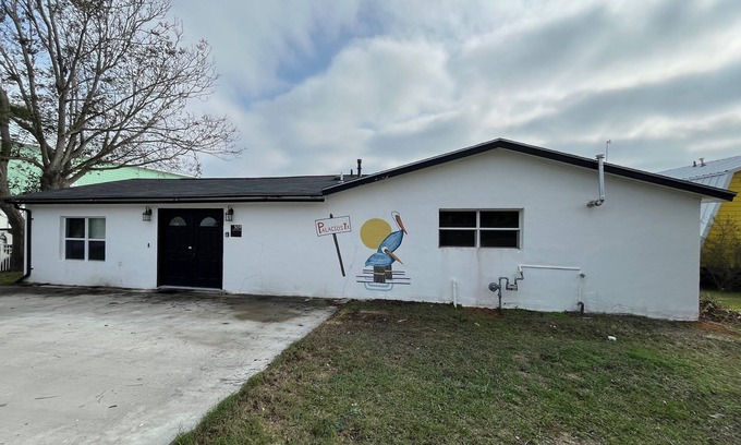 Palacios House | Pelican Place-lit dock, crab cages, W/D, 5 TVs, gameroom, fully stocked kitchen