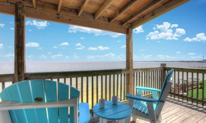 Seabrook House | Pelican's Landing-Waterfront Home Close To Kemah Boardwalk!