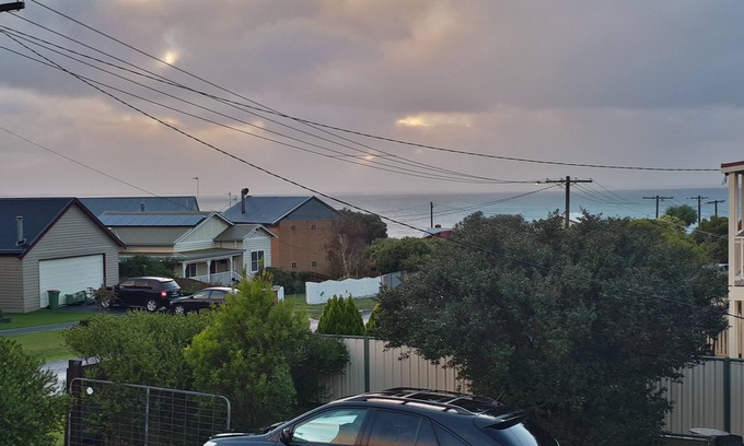 Portland North House | pelican view - see the sea in our peaceful family/pet-friendly elevated home