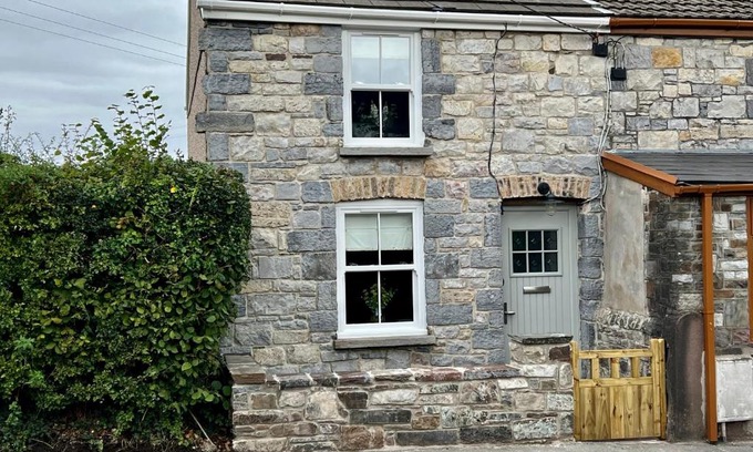 Penderyn House | Penderyn Cottage Waterfall Country Brecon Beacons