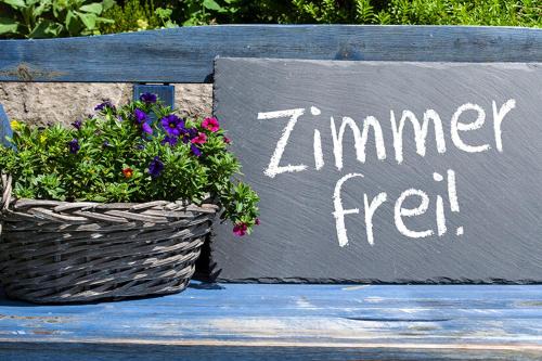 Glarus Sued House | Pension Bergzeit - Die Älpler Suite mit eigener Terrasse